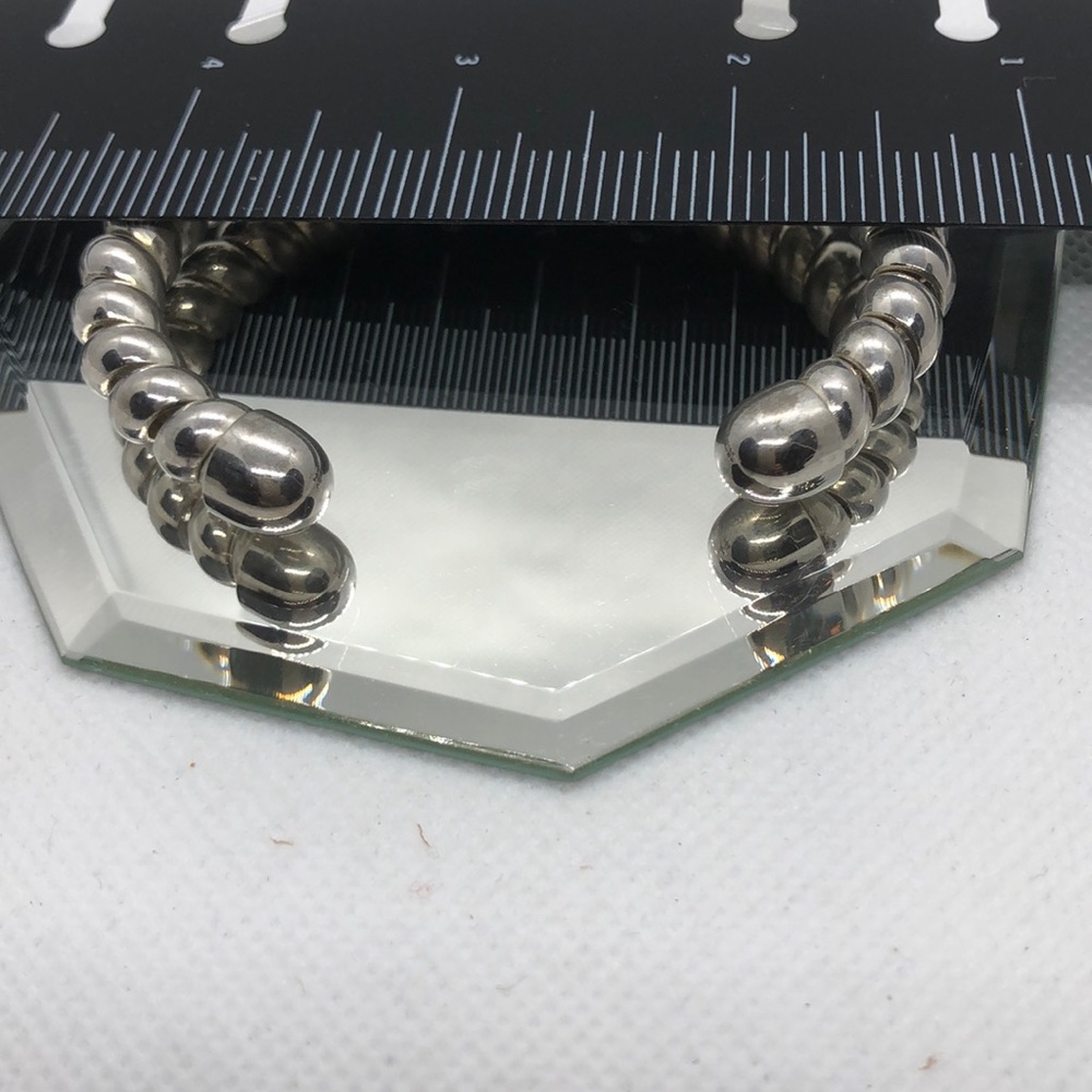 Classy Silver tone twisted bracelet - Picture 4 of 5
